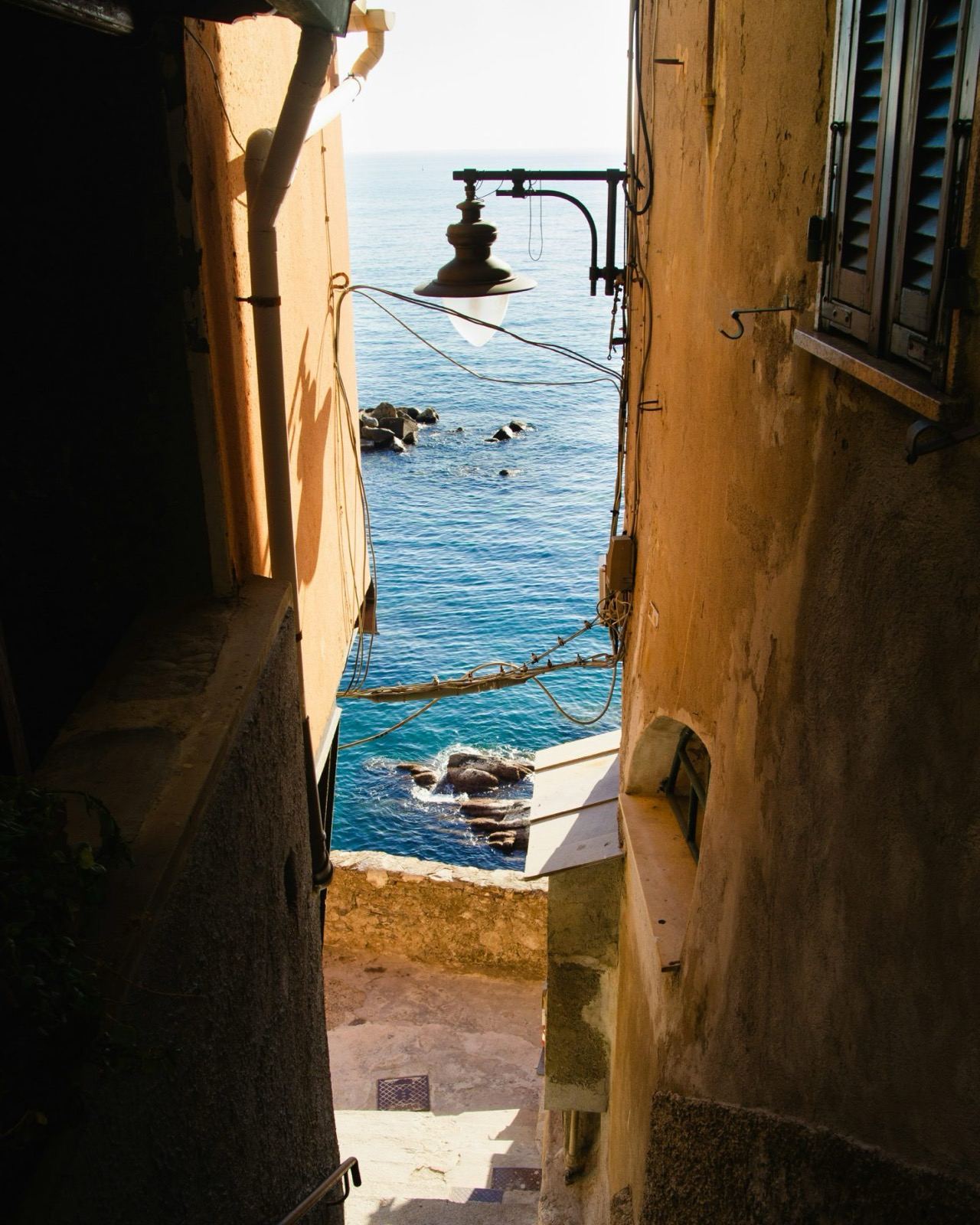 A glimpse of the sea between the alleys