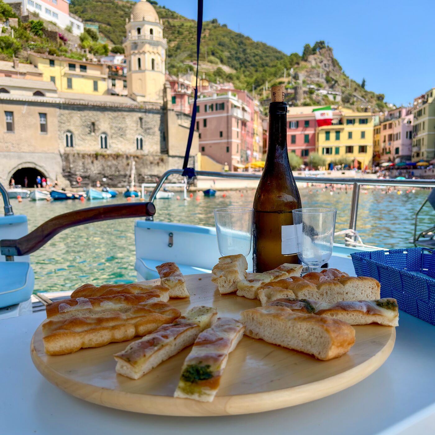 Focaccia ligure e vino bianco serviti a bordo, davanti a Vernazza