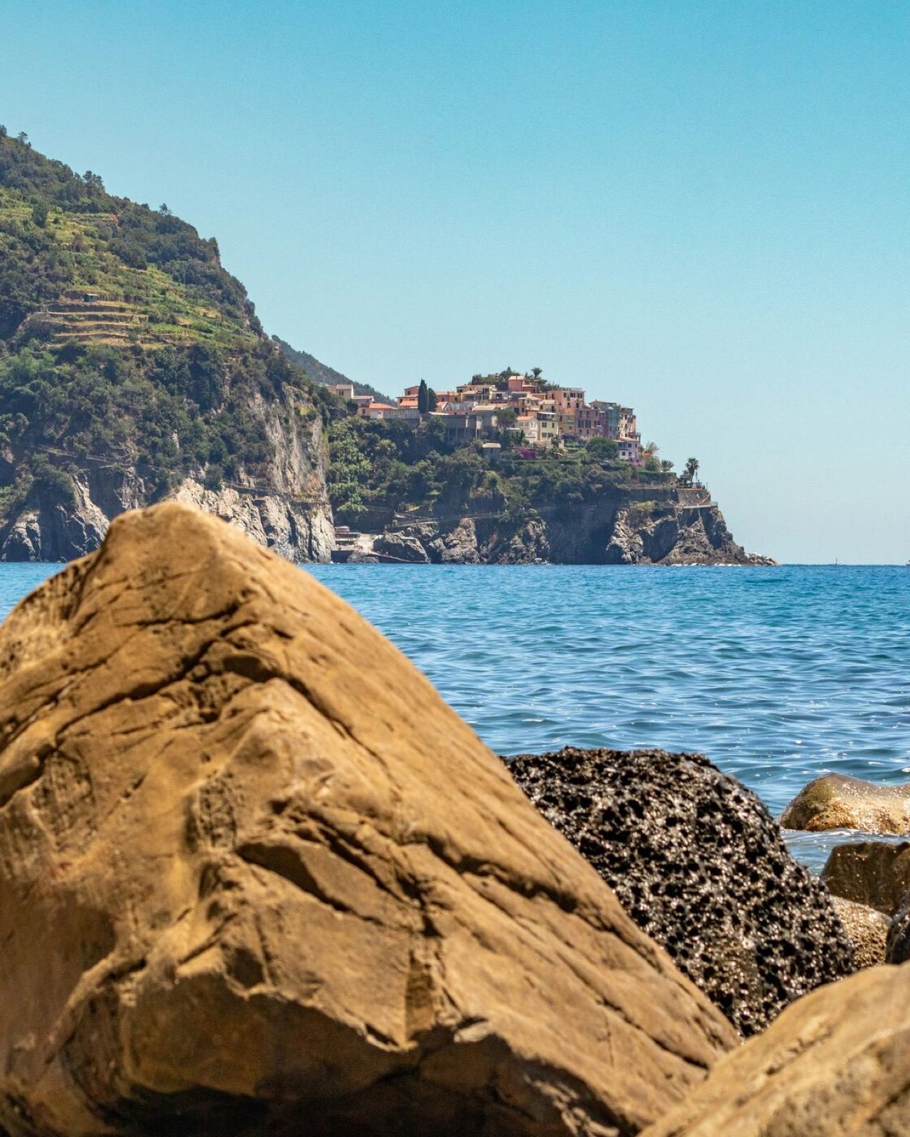 Corniglia auf der Klippe, vom Meer aus gesehen