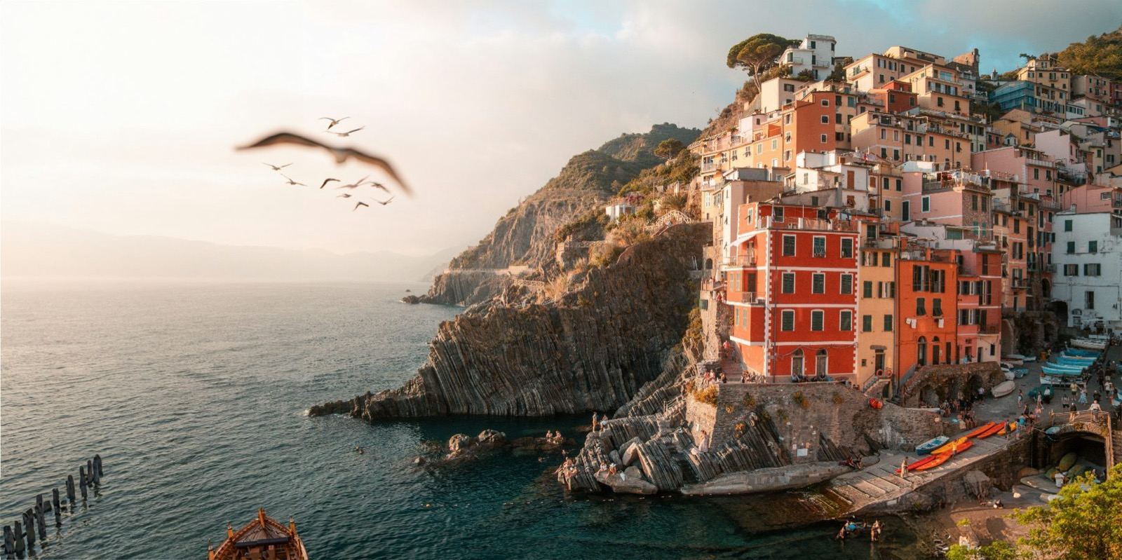 Die Küste der Cinque Terre vom Meer aus gesehen