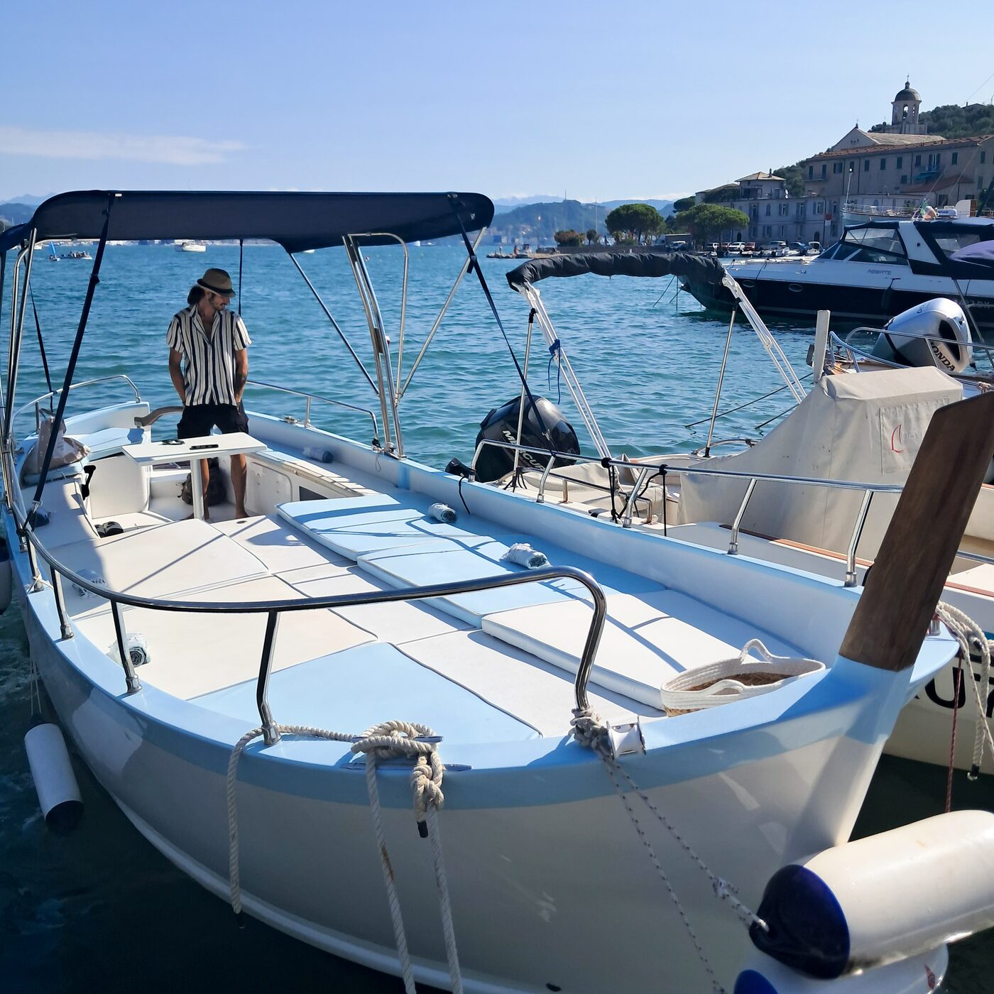 Il gozzo ormeggiato con lo skipper a bordo