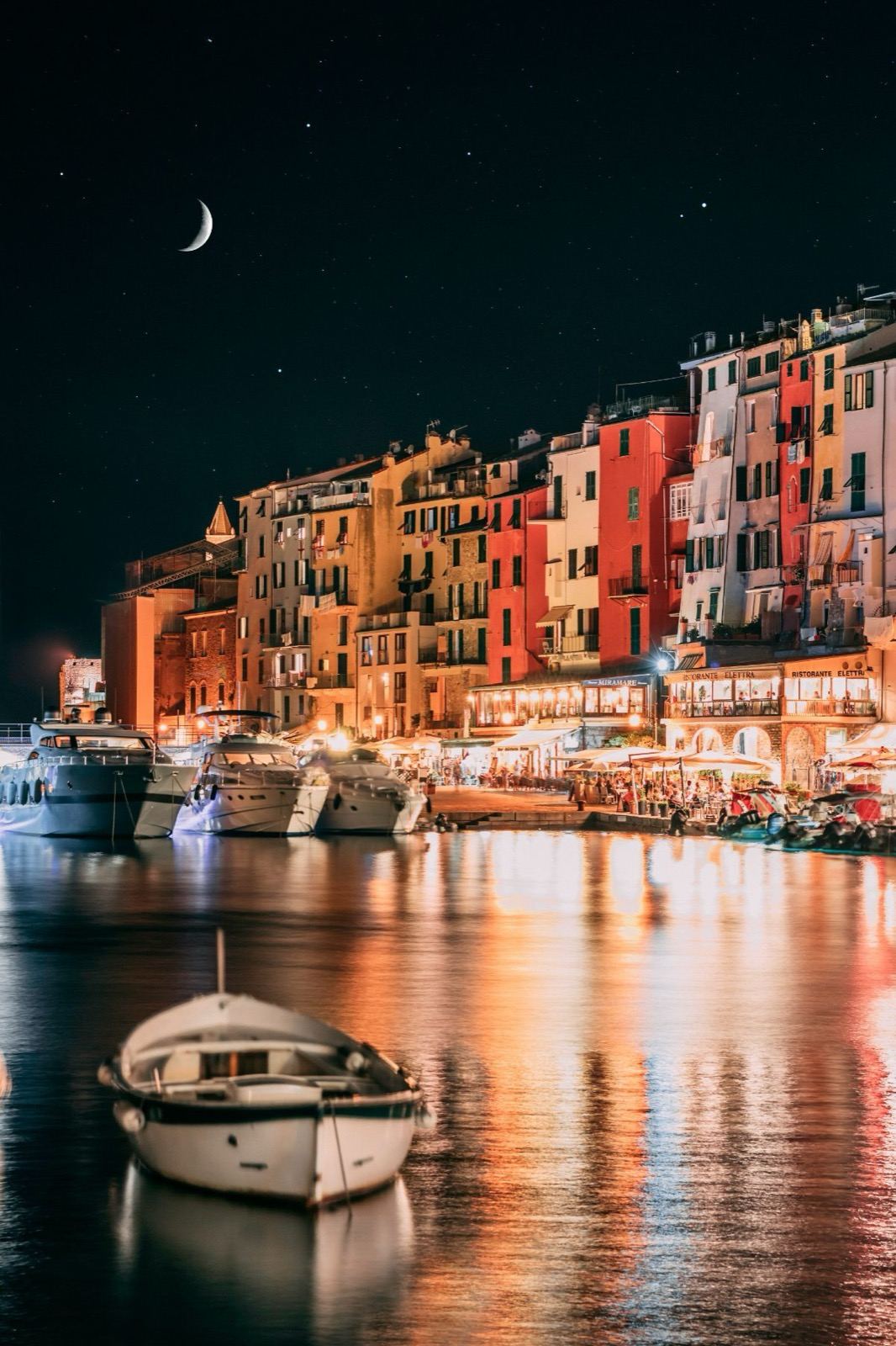 Il porto di Portovenere di notte
