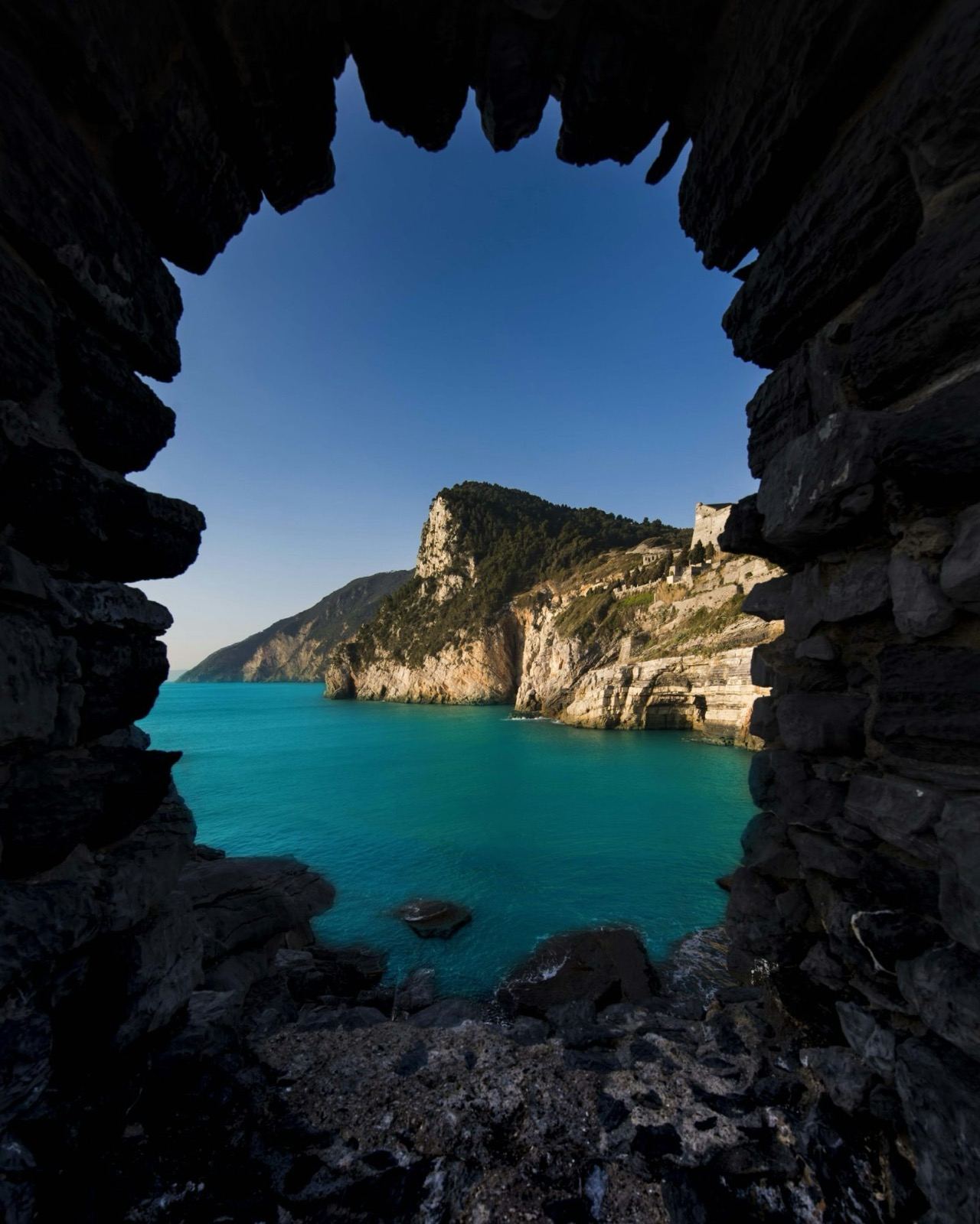 Die Bucht von Portovenere durch eine Öffnung der Byron-Grotte gesehen, türkisfarbenes Wasser