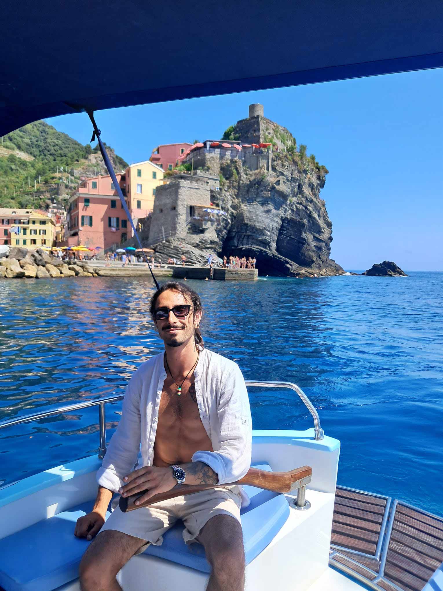Matteo a bordo davanti a Vernazza