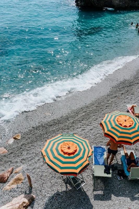 Strand und Sonnenschirme der Cinque Terre