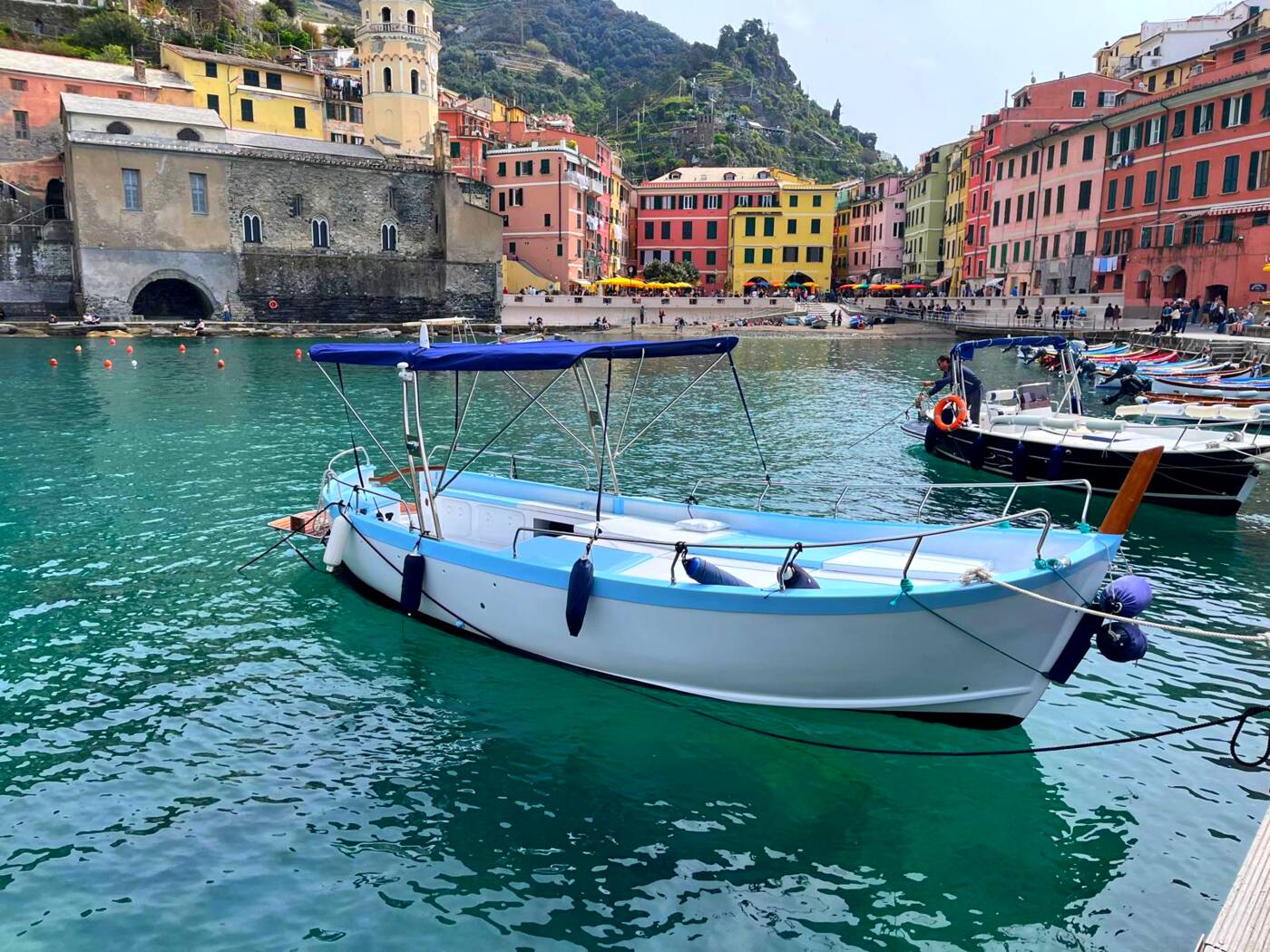 Il gozzo ormeggiato nel porto di Vernazza
