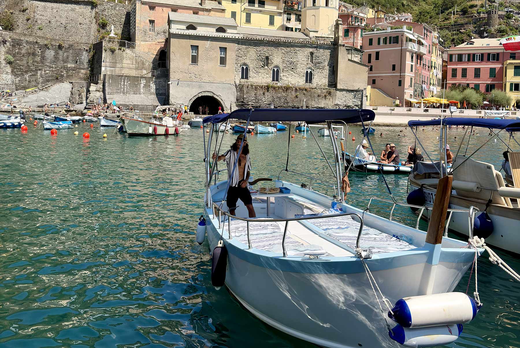 Barca ormeggiata nel borgo